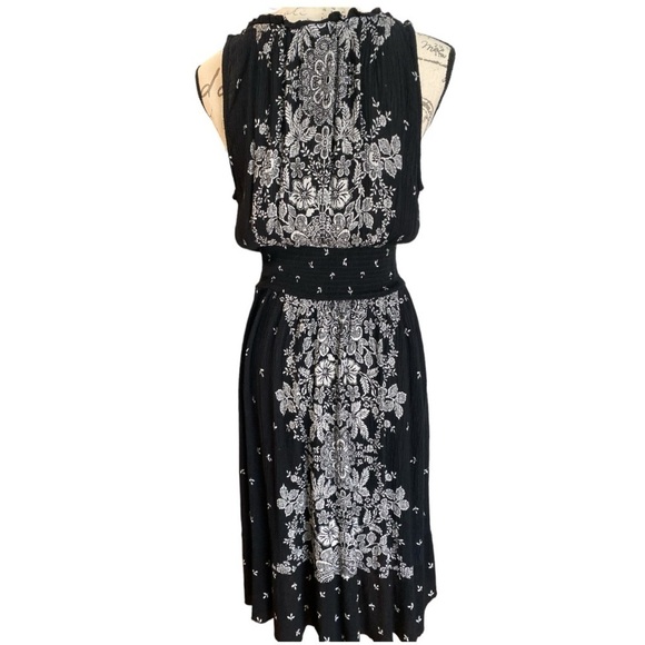 BILA dress, black and white, blouson  style, sleeveless, crinkle crepe fabric,. - Picture 2 of 7